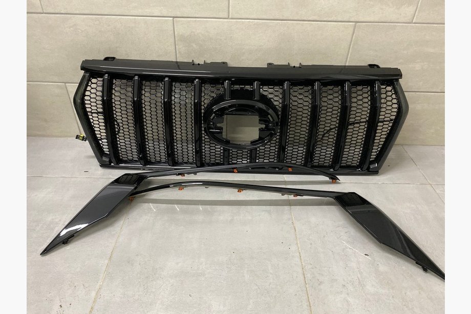 Toyota Land Cruiser Prado 150 2009-2023 Frontgrill 2017↗ LED (Zeus Black, mit Black Wimpern) Foto 2