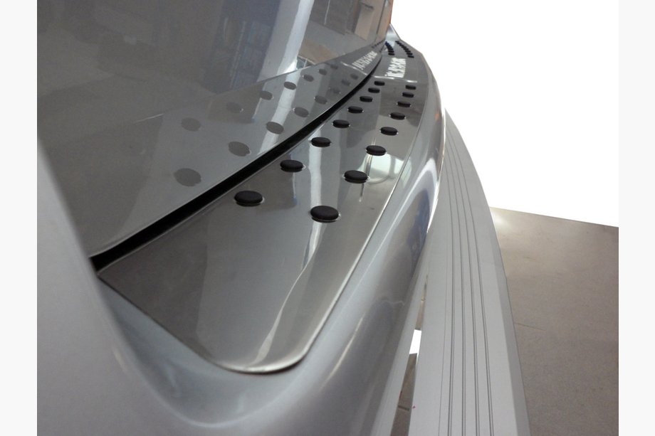 Volkswagen T5 Multivan 2003–2010 Heckstoßstangenschutz mit schwarzen Einsätzen (Edelstahl) Image