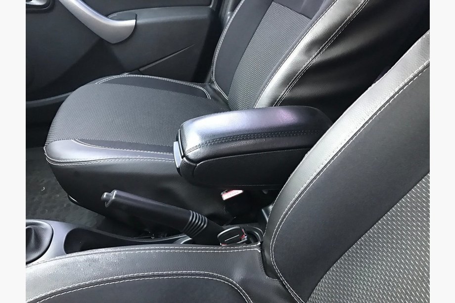Renault Duster 2008–2017 Armlehne (in Getränkehalter) Foto 2