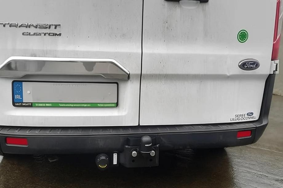 Ford Custom 2013-2022 Chromleiste über dem Kennzeichen (2-türig, Edelstahl) Image
