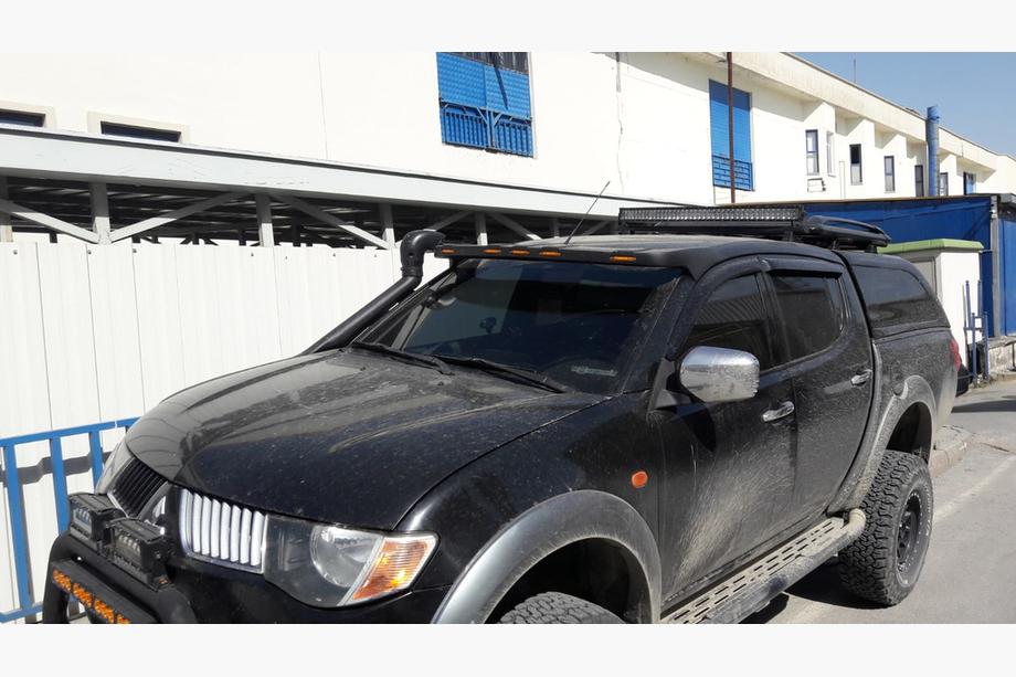 Mitsubishi L200 2015-2024 Windschutzscheibenblende (Meliset LED) Foto 1