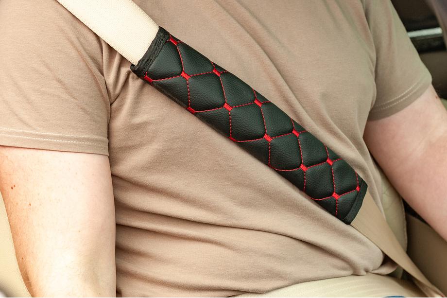 Sicherheitsgurtpolster ECO (2 Stk, Schwarz mit roter Naht) Foto 1