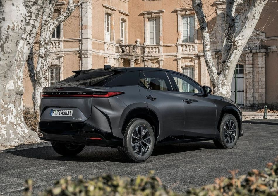 Der elektrische Cross-Lexus RZ erhielt eine günstigere Version – den 300e