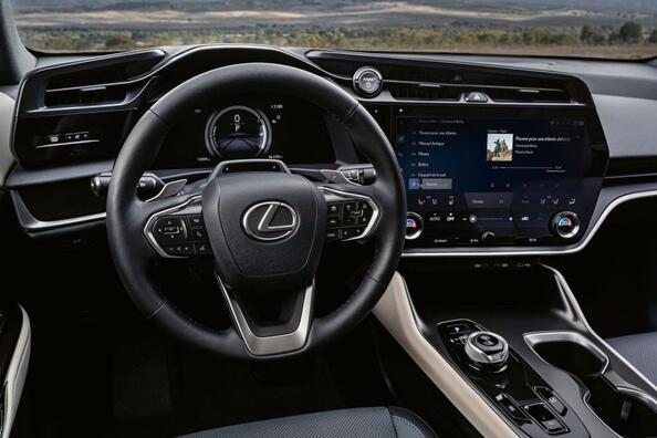 Der elektrische Cross-Lexus RZ erhielt eine günstigere Version – den 300e Foto 6