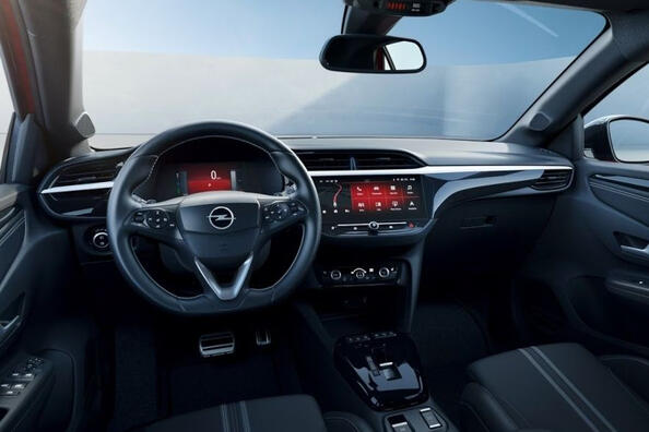 Rennsport-Styling-Modifikation des kompakten Schrägheckmodells Opel Corsa F Foto 4