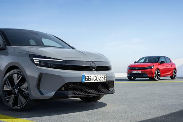 Rennsport-Styling-Modifikation des kompakten Schrägheckmodells Opel Corsa F Foto 3