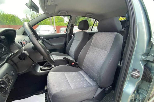 So pflegen Sie den Stoffinnenraum eines Autos richtig Foto 1