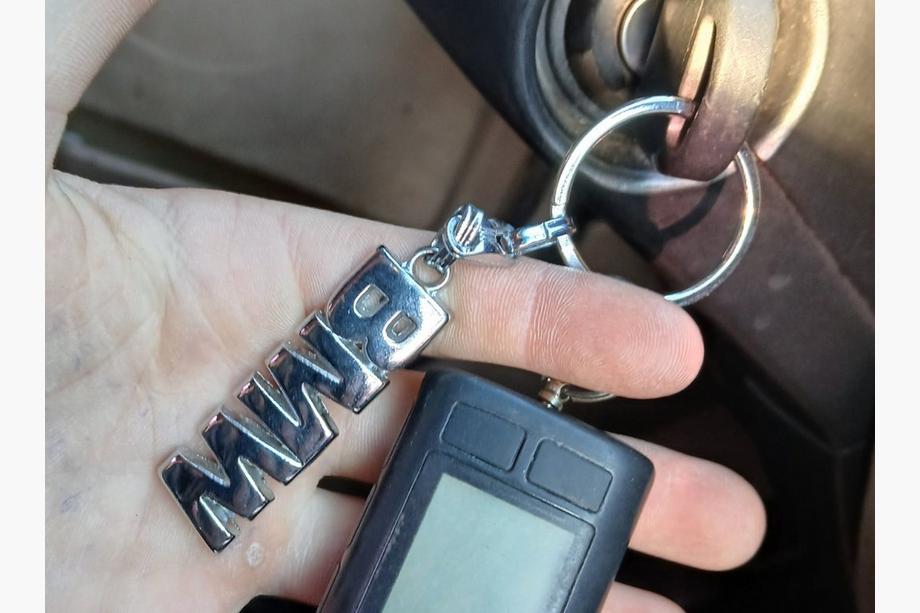BMW Metallschlüsselanhänger mit BMW Logo Foto 1
