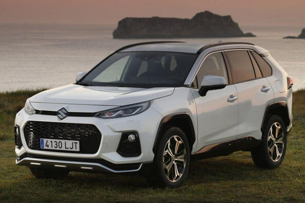 Übersicht über den Suzuki Across Hybrid-Allrad-Crossover Foto 2