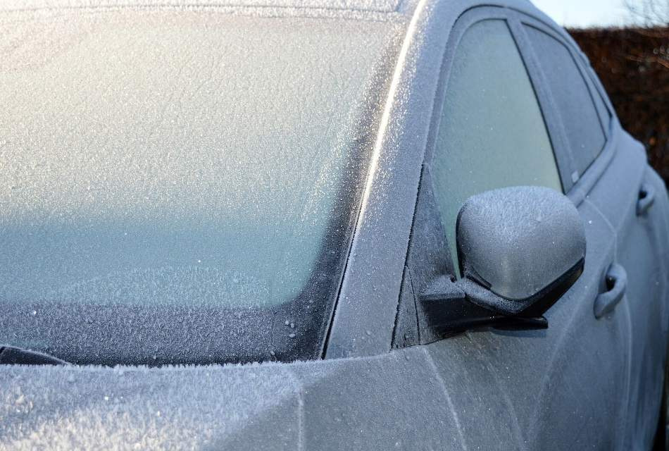 Wie kann man Eis auf der Autoscheibe schnell und sicher entfernen?