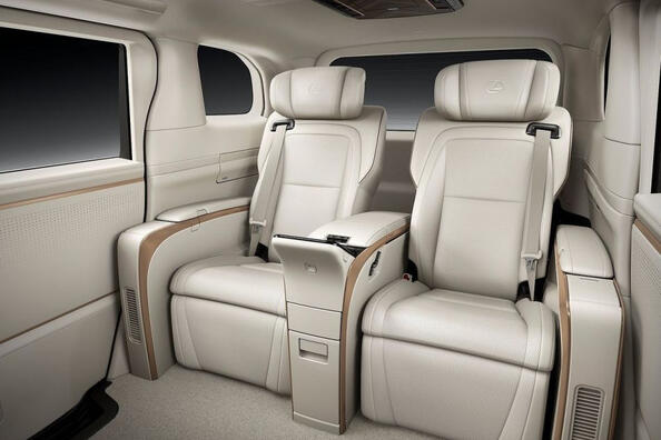 Testbericht zum Premium-Minivan Lexus LM der zweiten Generation Foto 5