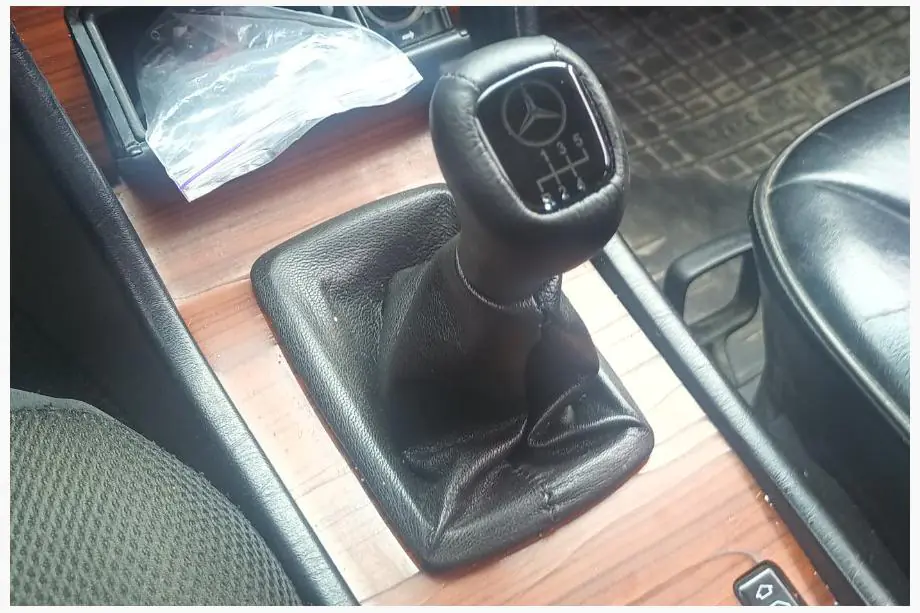 Mercedes E-сlass W124 1984–1997 Schaltknauf V3 (Leder) Image