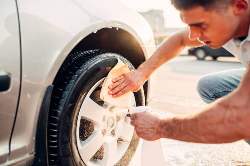 So reinigen Sie Auto-Leichtmetallfelgen von Oxidation