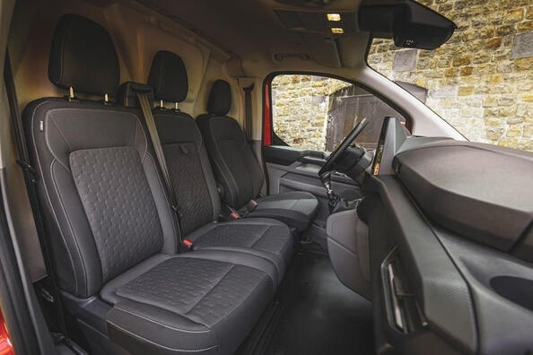Ford Transit Custom II Generation: ein zuverlässiger Assistent für das Geschäft Foto 6