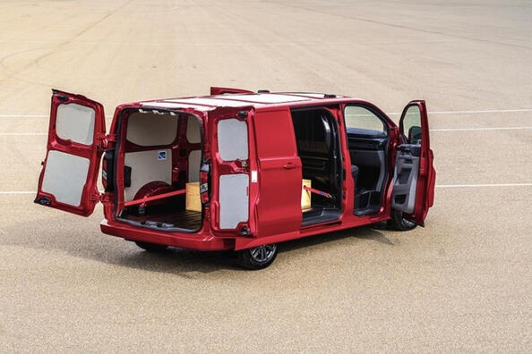 Ford Transit Custom II Generation: ein zuverlässiger Assistent für das Geschäft Foto 4