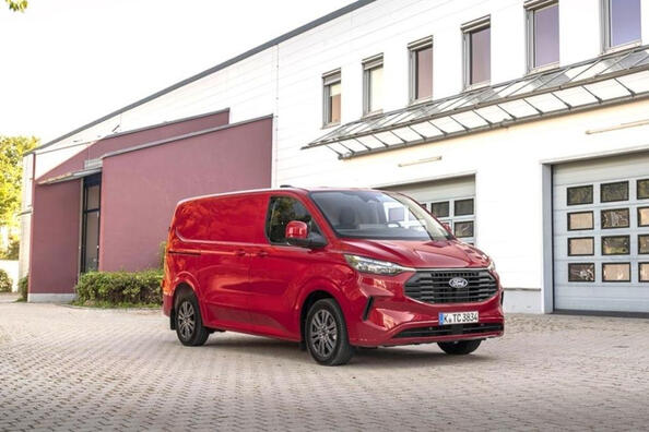 Ford Transit Custom II Generation: ein zuverlässiger Assistent für das Geschäft Foto 1