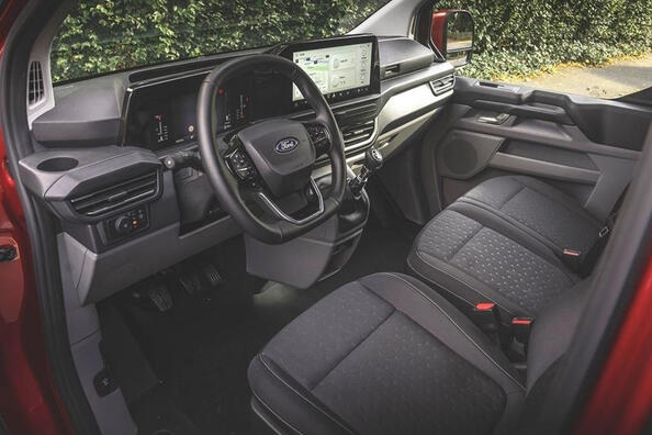 Ford Transit Custom II Generation: ein zuverlässiger Assistent für das Geschäft Foto 5