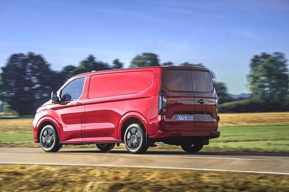 Ford Transit Custom II Generation: ein zuverlässiger Assistent für das Geschäft Foto 3