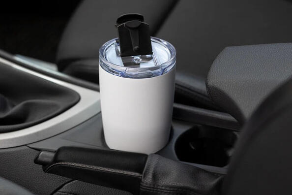 Thermobecher für unterwegs: Wir wählen die ideale Option für Ihr Auto