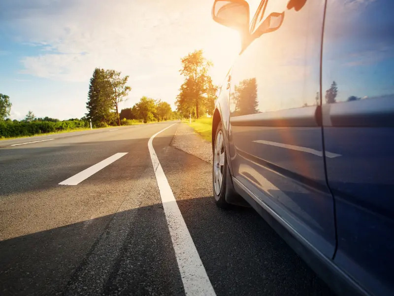Wie pflegt man ein Auto im Sommer?
