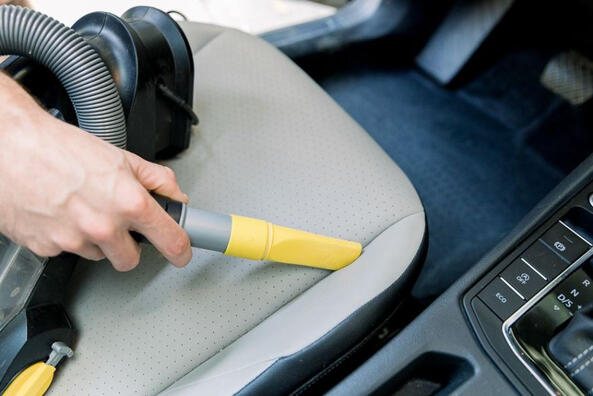 Wie reinigt man schwer zugängliche Stellen im Auto?
