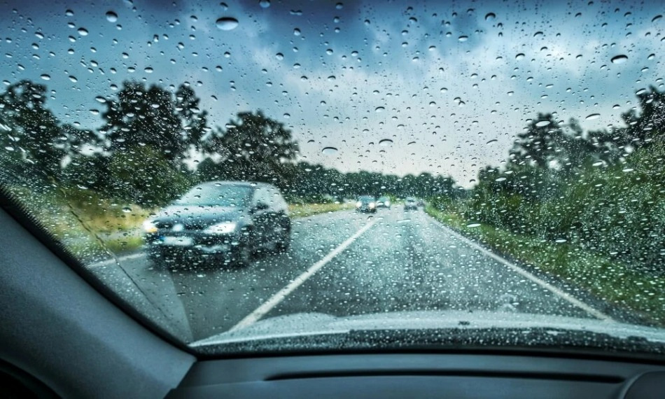 So vermeiden Sie einen Unfall auf nasser Fahrbahn: einige Tipps