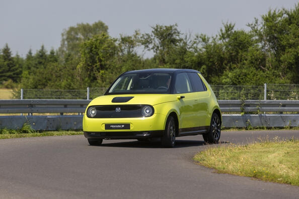 Honda e Fließheck: ein Testbericht über ein kompaktes Hightech-Elektroauto Foto 1