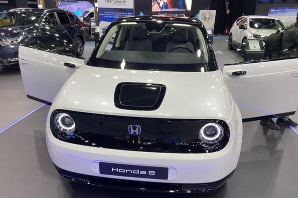 Honda e Fließheck: ein Testbericht über ein kompaktes Hightech-Elektroauto Foto 2