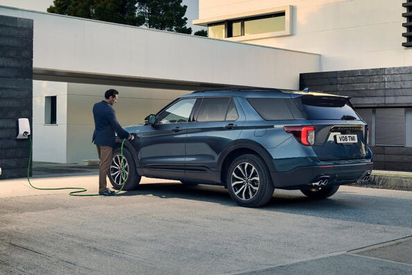 Ford Explorer Hybrid: ein wirtschaftlicher Kompromiss in der Welt der großen Crossover Foto 1