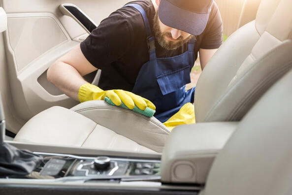 Flüssigleder: Rettung für den Autoinnenraum