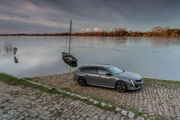 Testbericht zum Peugeot 508 SW PSE 360-PS-Hybridkombi Foto 2