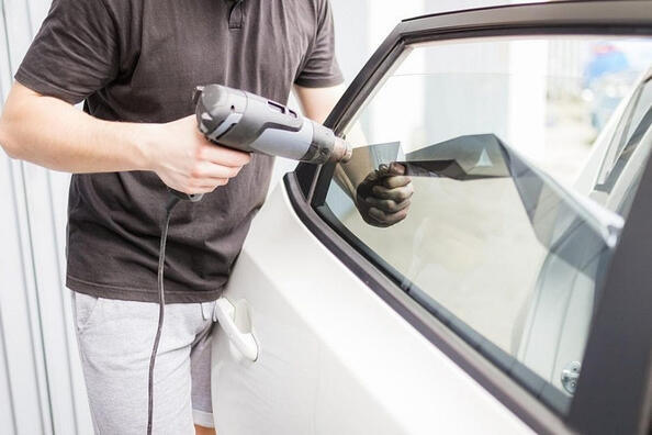 Keine Lust mehr auf Muskelaufbau? Wir entfernen die alte Folie mit unseren eigenen Händen vom Auto Foto 1