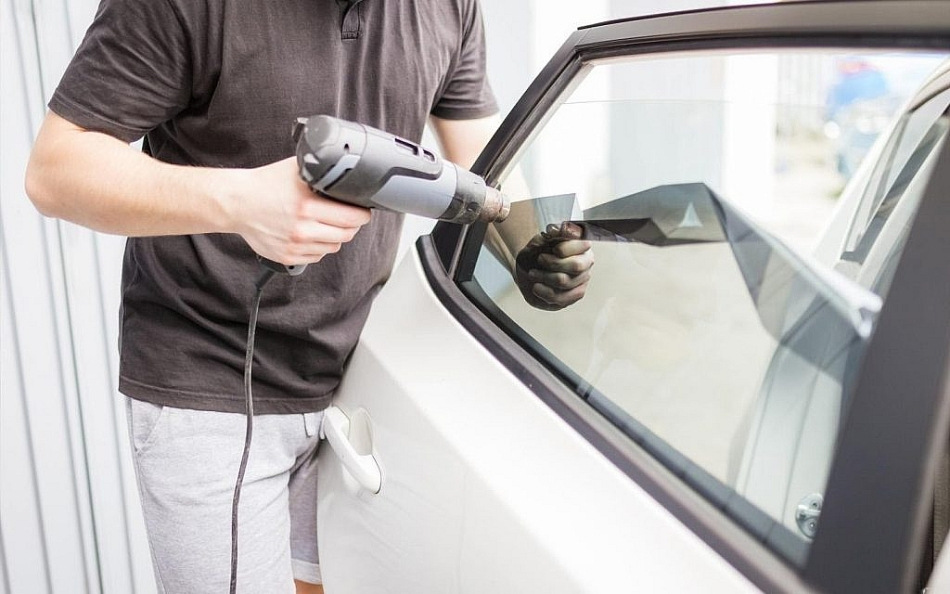 Keine Lust mehr auf Muskelaufbau? Wir entfernen die alte Folie mit unseren eigenen Händen vom Auto