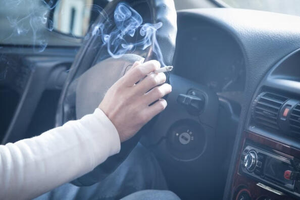 So entfernen Sie den Zigarettengeruch im Auto Foto 1