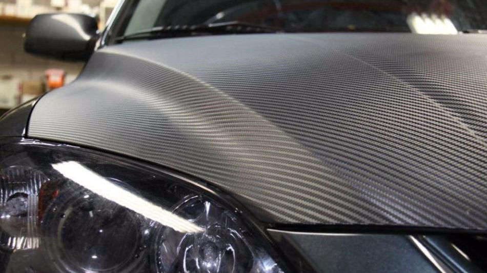 Mit eigenen Händen Kohlenstofffolie von einem Auto entfernen: praktische Tipps