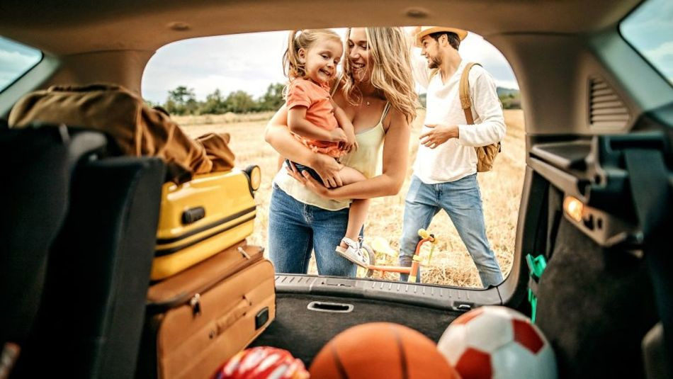 Notwendige Dinge für die Reise mit dem Auto: Was Sie unterwegs mitnehmen sollten