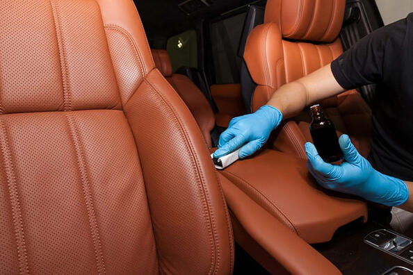 Was tun, wenn das Leder im Autoinnenraum rissig ist? Foto 1