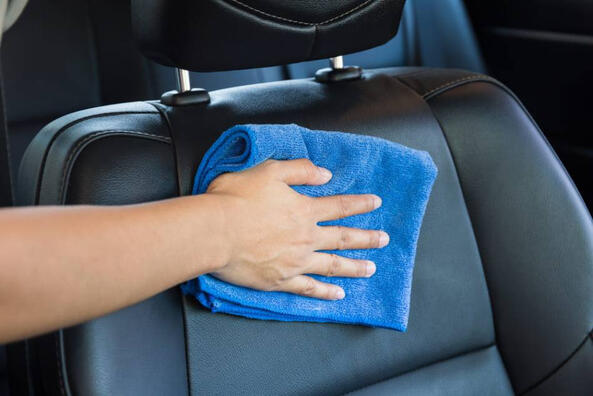 Wie macht man hartes Leder im Auto weicher? Foto 1