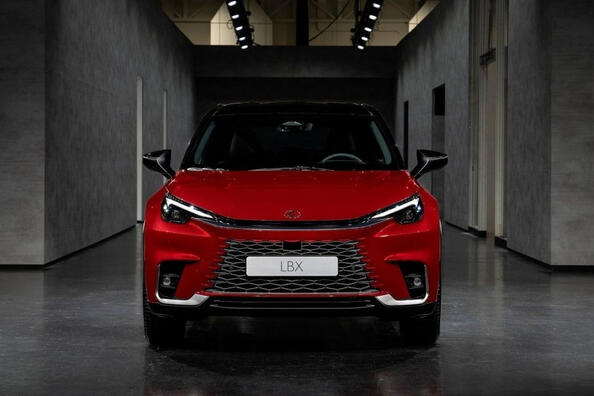 Testbericht zum Lexus LBX: eleganter und technologischer Kompakt-Crossover Foto 1