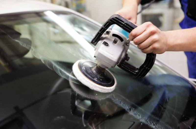 Warum ist es notwendig, die Windschutzscheibe des Autos zu polieren?