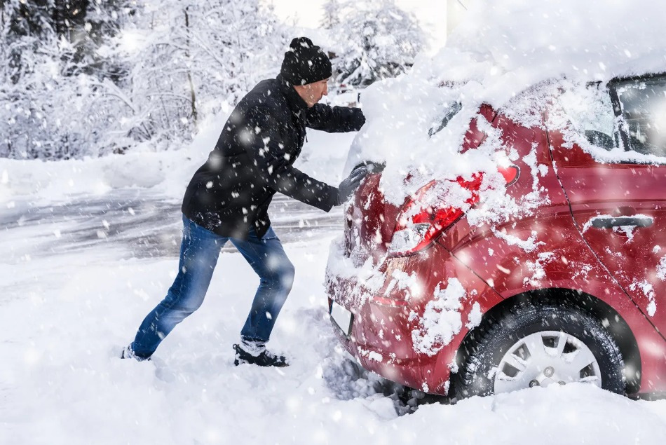 Wie zieht man ein Auto aus einer Schneewehe?