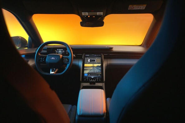 Testbericht zum Ford Capri 2024: Die Wiedergeburt einer Legende in elektrischer Form Foto 5