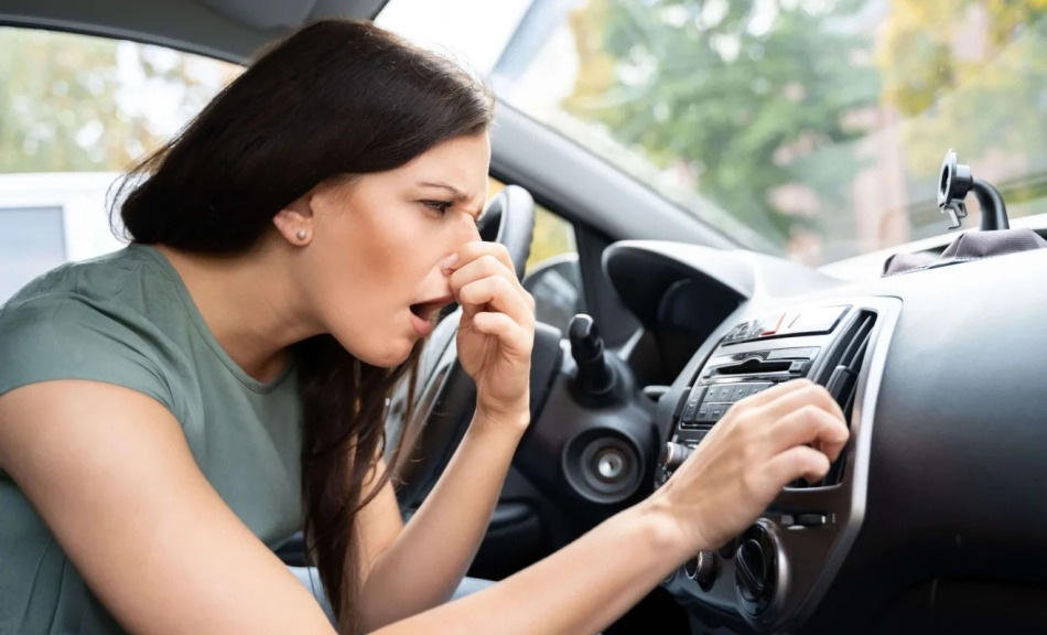Wie kann man einen unangenehmen Geruch aus den Luftkanälen eines Autos beseitigen?