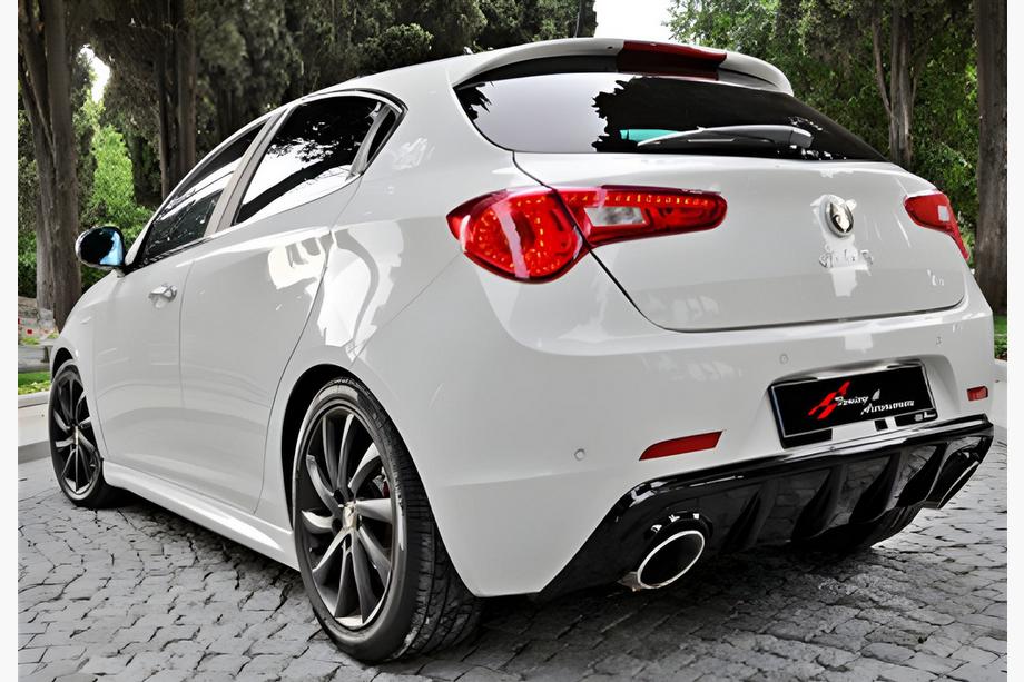 Alfa Romeo Giulietta 2010-2020 Heckdiffusor DPT V-1 (Schwarz Glanz) Foto 1