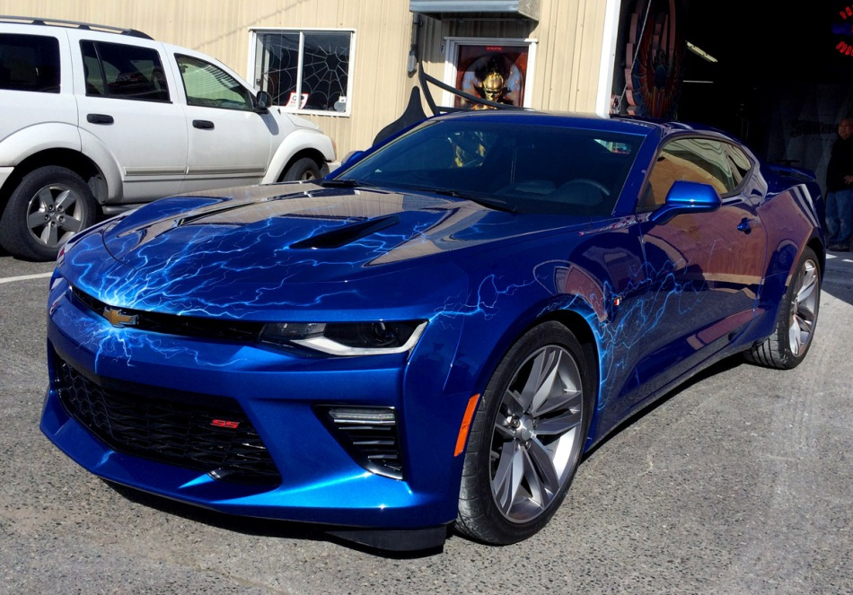 Airbrushen auf einem Auto: So wählen Sie ein Muster aus, das die Individualität betont