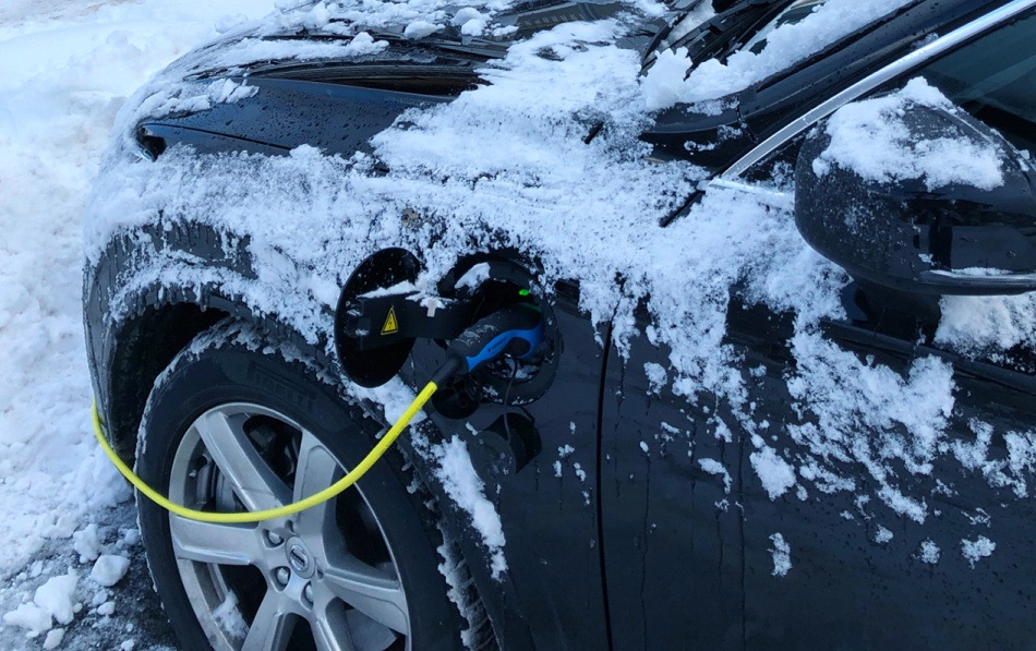 So nutzen Sie ein Elektroauto im Winter richtig: Tipps für komfortables und sparsames Fahren