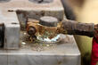 Wie reinige ich Batteriepole von Oxidation? Foto 1