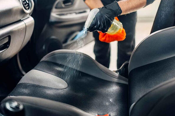 Wie reinigt man Stoffpolster im Autoinnenraum? Foto 1