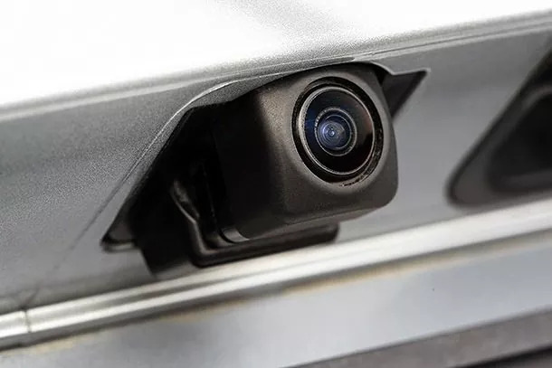 So installieren Sie eine Rückfahrkamera in einem Auto: Schritt-für-Schritt-Anleitung