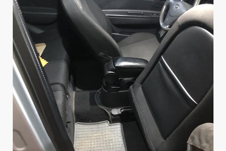 Hyundai Accent 2006-2010 Armlehne mit Becherhalter Foto 4